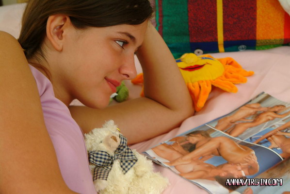 la nena se masturba...